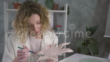 陶艺，才华横溢的陶艺女孩拿着陶瓷陶器，在艺术课上用毛笔作画